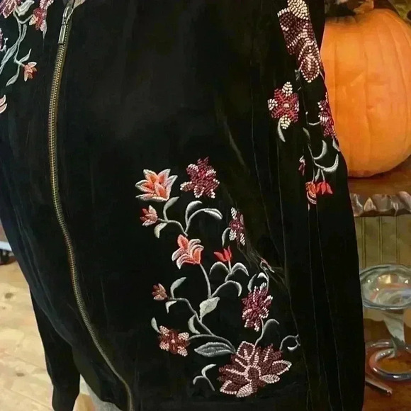 Anna, a new approach women’s extra large velvet like zip up jacket. - Picture 4 of 12